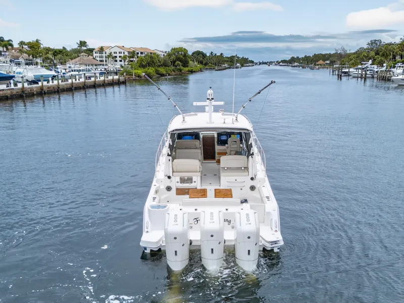 Slide: The Image of Boston Whaler 405 CONQUEST 2024 - 4