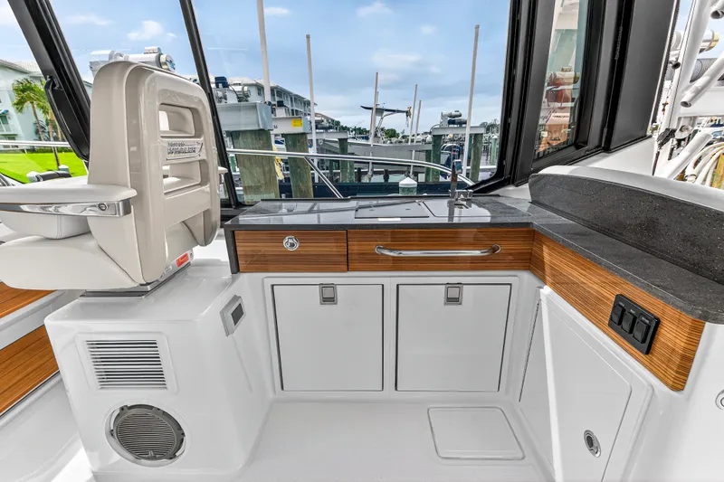 Slide: The Image of Boston Whaler 405 CONQUEST 2024 - 40