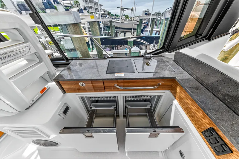 Slide: The Image of Boston Whaler 405 CONQUEST 2024 - 41