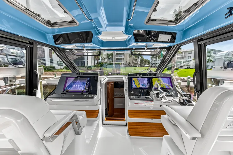Slide: The Image of Boston Whaler 405 CONQUEST 2024 - 42