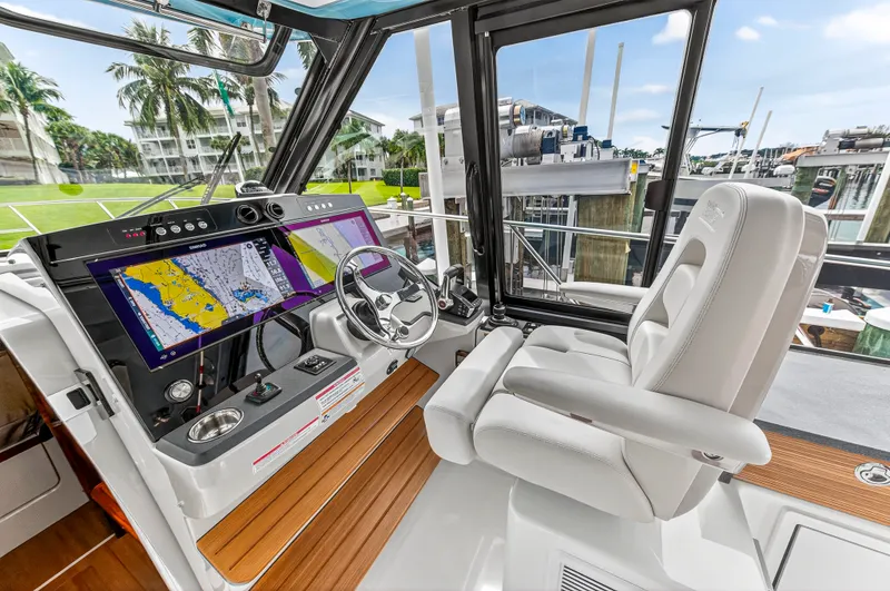 Slide: The Image of Boston Whaler 405 CONQUEST 2024 - 43