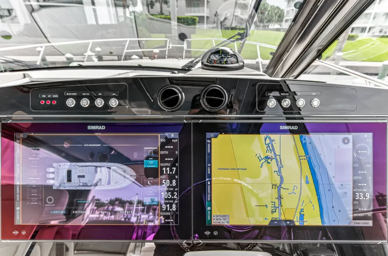 Slide: The Image of Boston Whaler 405 CONQUEST 2024 - 45