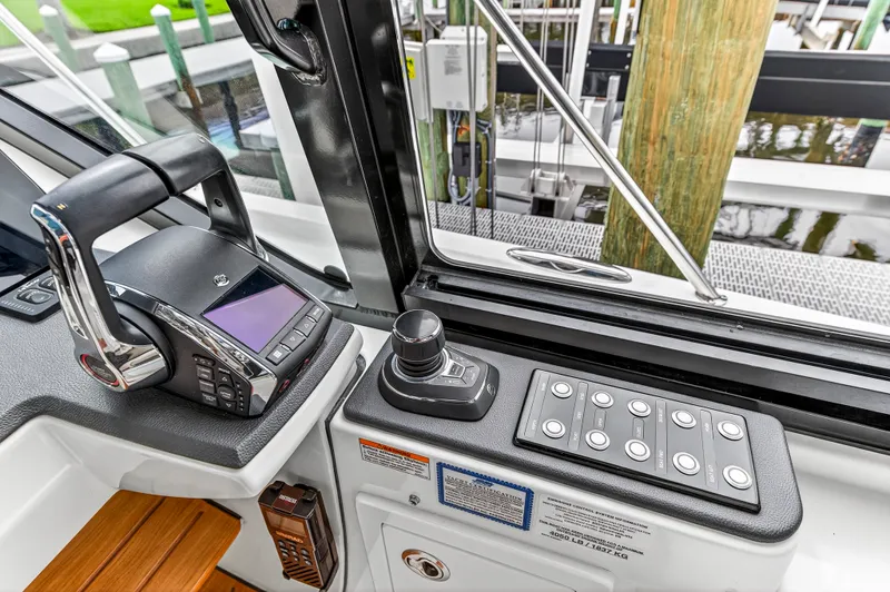 Slide: The Image of Boston Whaler 405 CONQUEST 2024 - 46