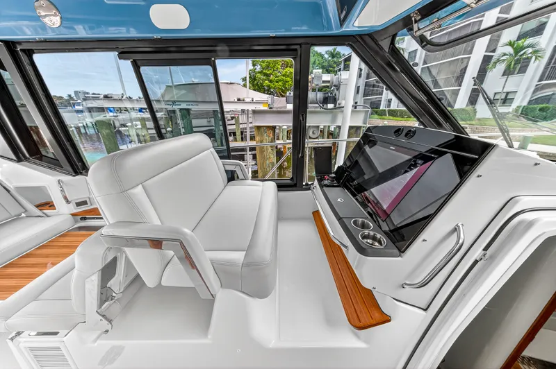 Slide: The Image of Boston Whaler 405 CONQUEST 2024 - 47