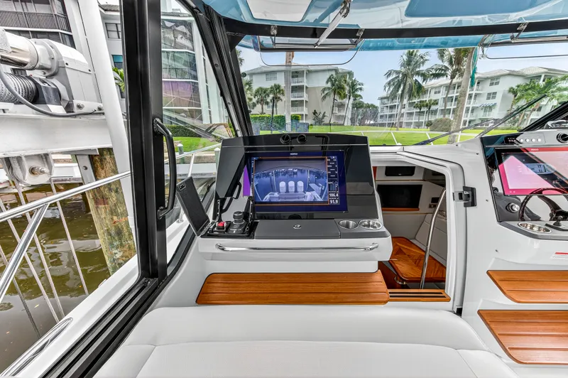 Slide: The Image of Boston Whaler 405 CONQUEST 2024 - 48