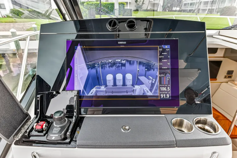 Slide: The Image of Boston Whaler 405 CONQUEST 2024 - 49