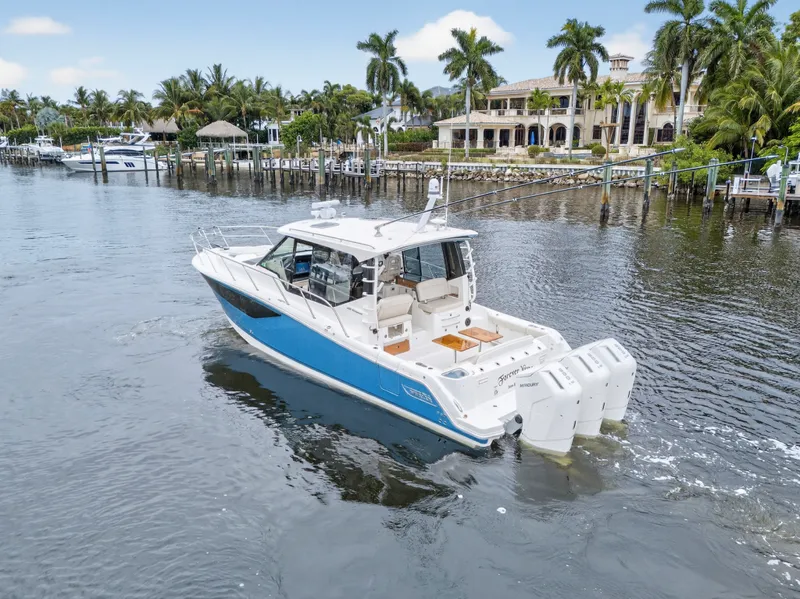 Slide: The Image of Boston Whaler 405 CONQUEST 2024 - 5