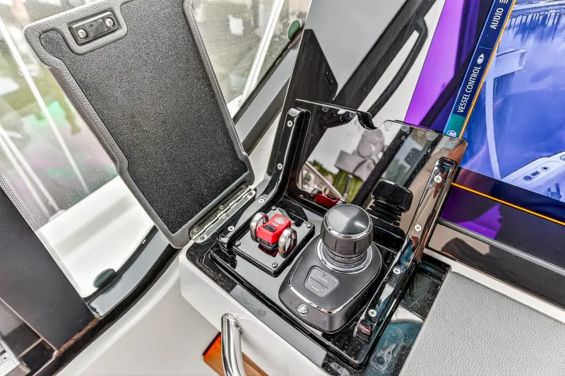 Slide: The Image of Boston Whaler 405 CONQUEST 2024 - 50