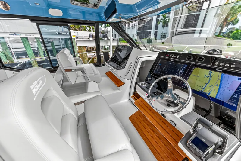 Slide: The Image of Boston Whaler 405 CONQUEST 2024 - 51