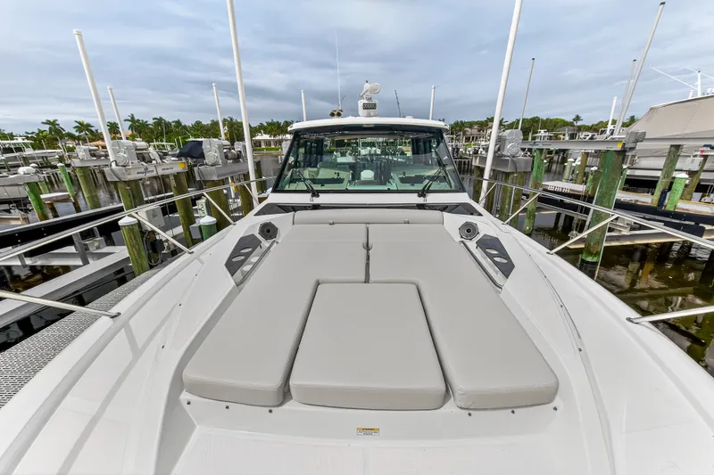Slide: The Image of Boston Whaler 405 CONQUEST 2024 - 52