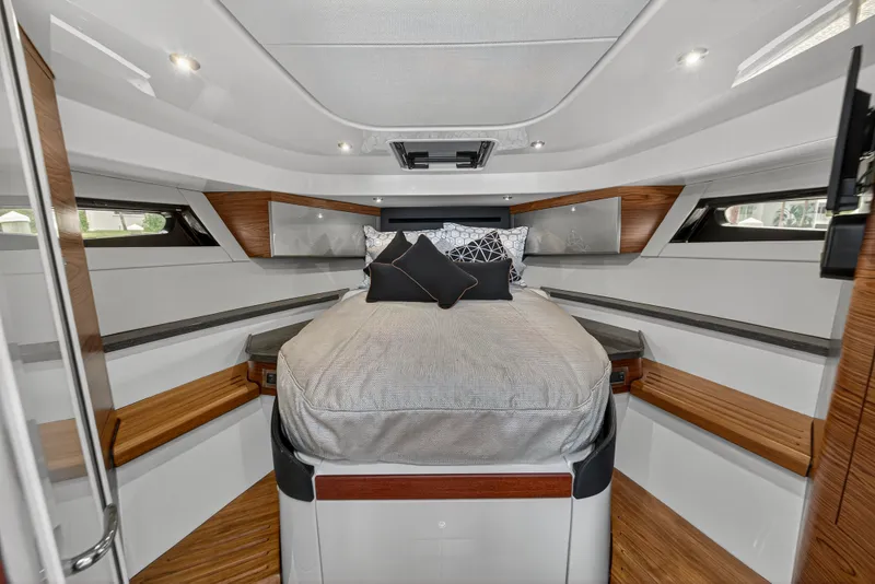 Slide: The Image of Boston Whaler 405 CONQUEST 2024 - 55