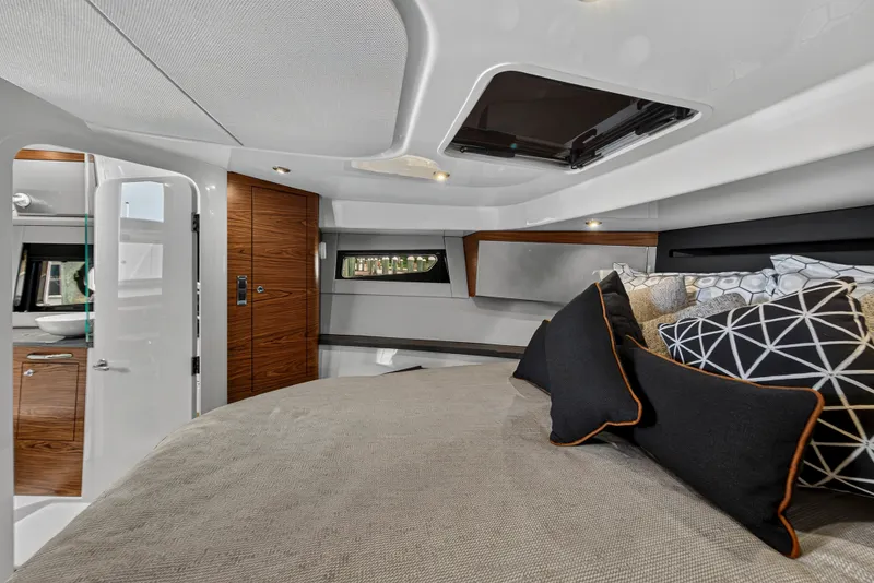 Slide: The Image of Boston Whaler 405 CONQUEST 2024 - 56