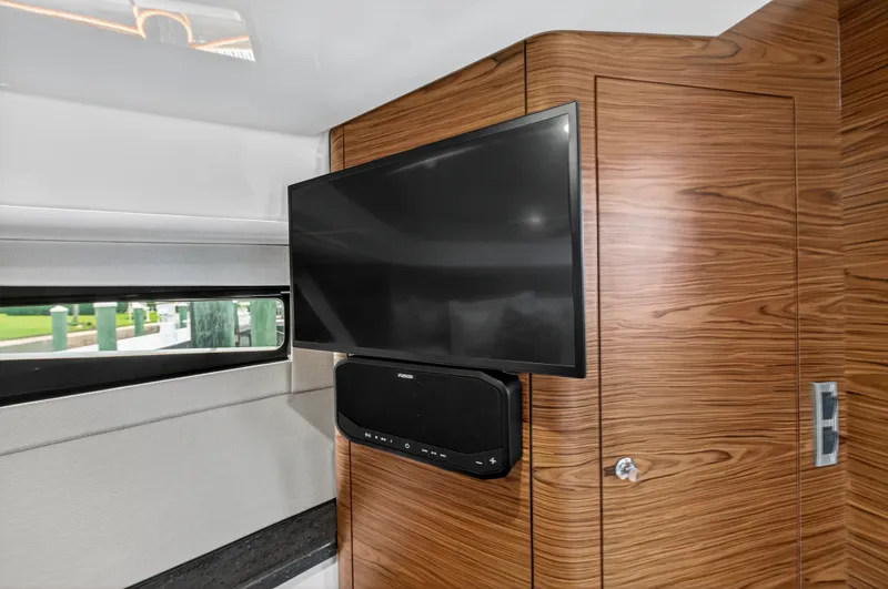 Slide: The Image of Boston Whaler 405 CONQUEST 2024 - 57