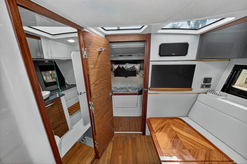 Slide: The Image of Boston Whaler 405 CONQUEST 2024 - 58