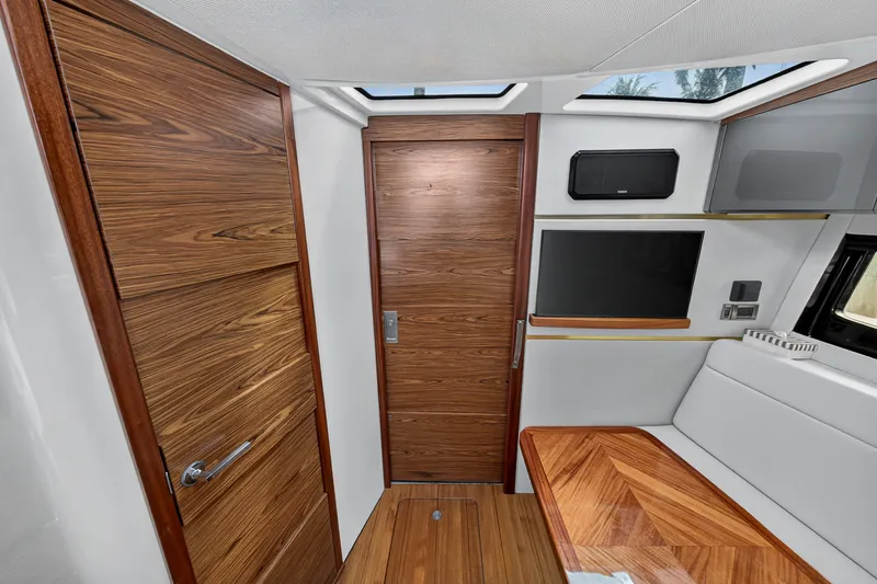 Slide: The Image of Boston Whaler 405 CONQUEST 2024 - 59