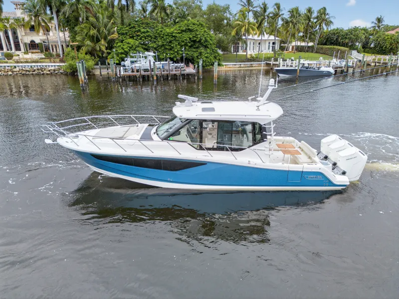 Slide: The Image of Boston Whaler 405 CONQUEST 2024 - 6
