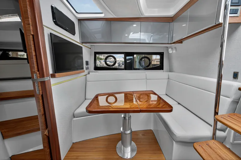 Slide: The Image of Boston Whaler 405 CONQUEST 2024 - 60