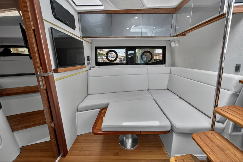 Slide: The Image of Boston Whaler 405 CONQUEST 2024 - 61