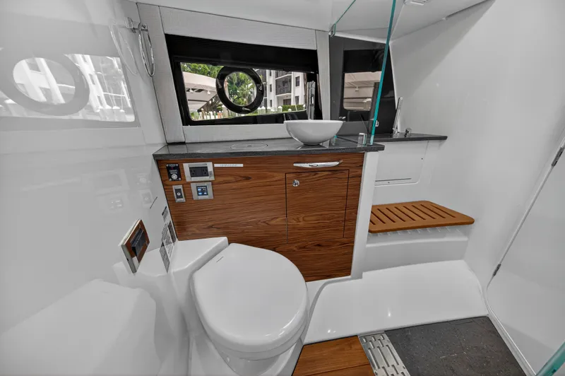 Slide: The Image of Boston Whaler 405 CONQUEST 2024 - 63