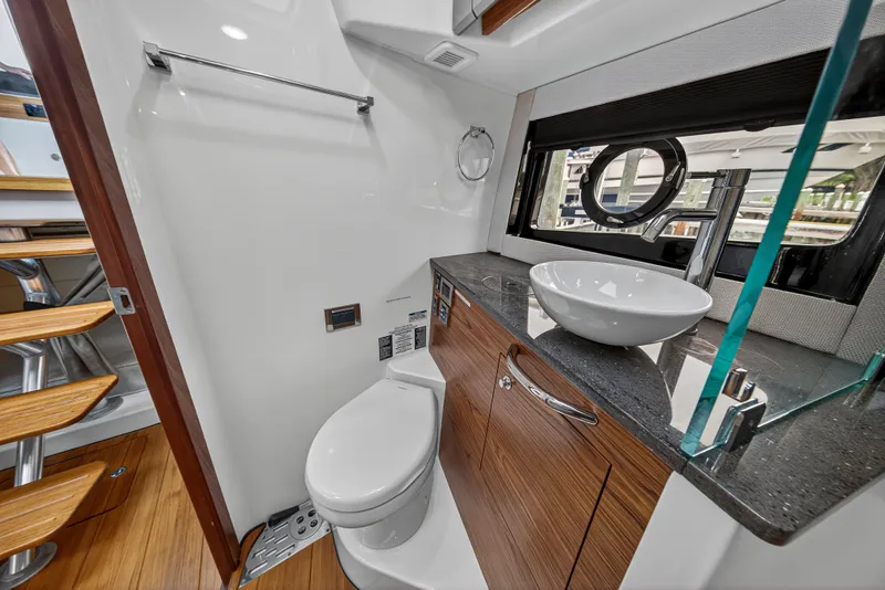 Slide: The Image of Boston Whaler 405 CONQUEST 2024 - 64