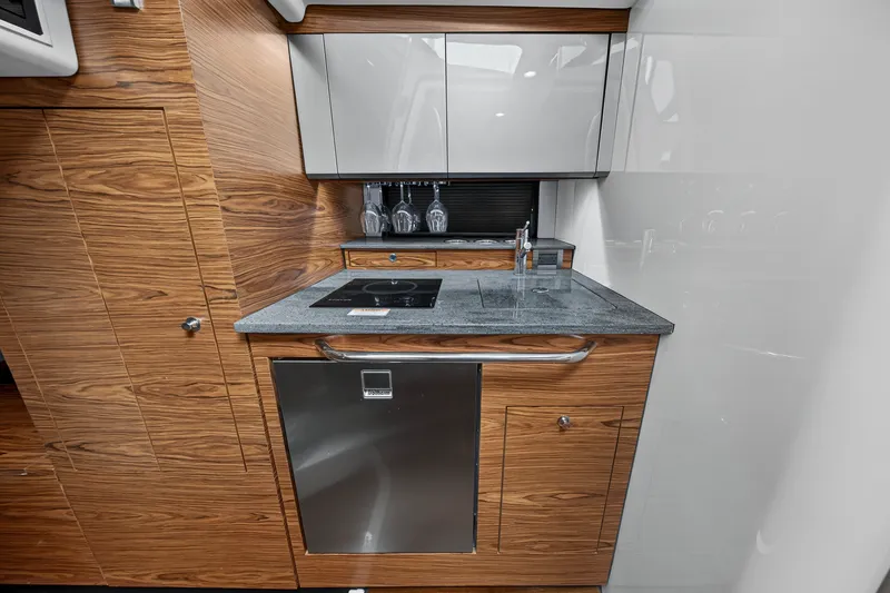 Slide: The Image of Boston Whaler 405 CONQUEST 2024 - 65