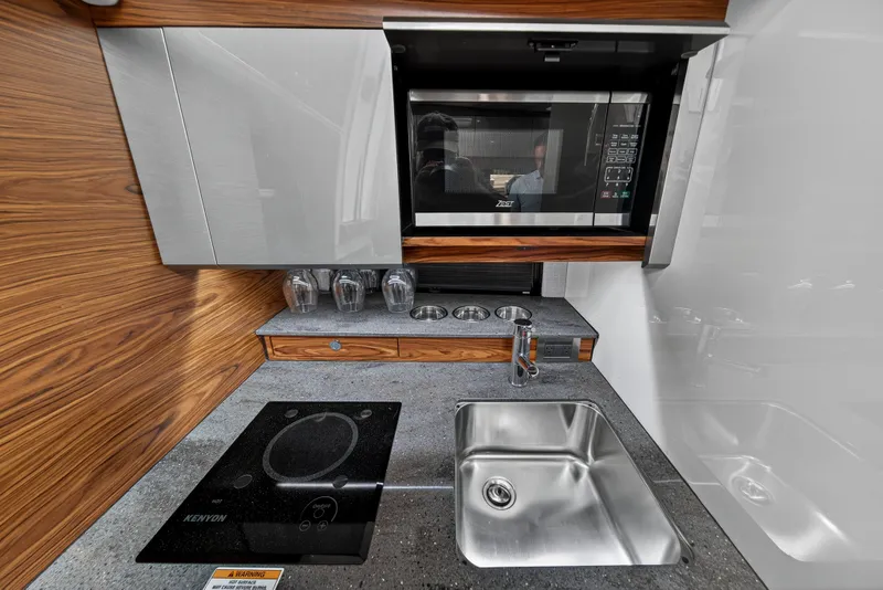 Slide: The Image of Boston Whaler 405 CONQUEST 2024 - 68