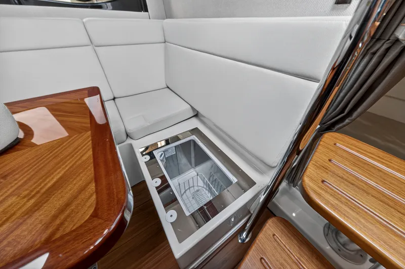 Slide: The Image of Boston Whaler 405 CONQUEST 2024 - 69