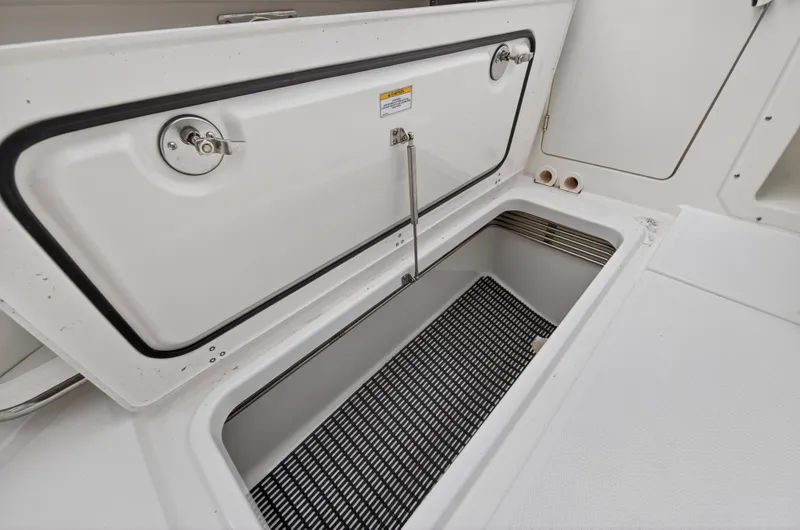 Slide: The Image of Boston Whaler 405 CONQUEST 2024 - 70