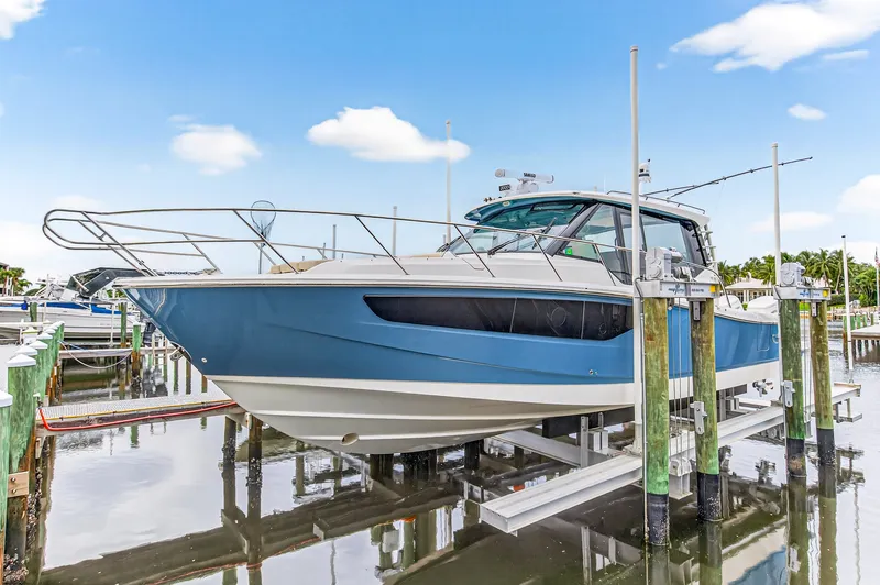 Slide: The Image of Boston Whaler 405 CONQUEST 2024 - 72