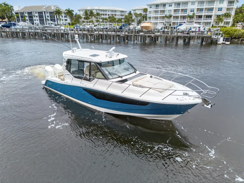 Slide: The Image of Boston Whaler 405 CONQUEST 2024 - 8