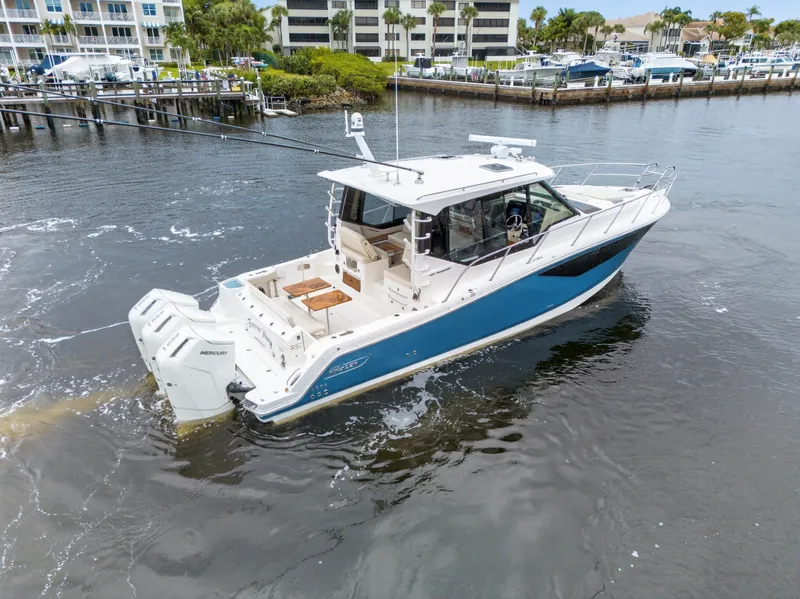 Slide: The Image of Boston Whaler 405 CONQUEST 2024 - 9