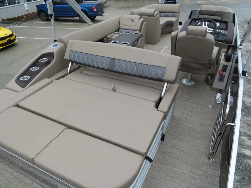 Slide: The Image of Bennington 24LXSB 2023 - 12