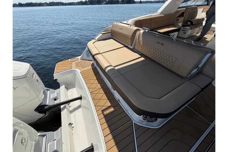 Slide: The Image of Sea Ray 400 SLX OUTBOARD 2025 - 10