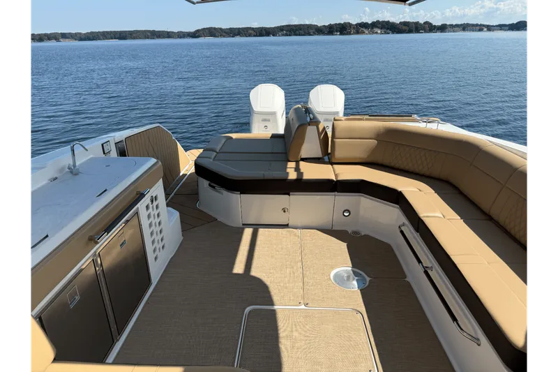 Slide: The Image of Sea Ray 400 SLX OUTBOARD 2025 - 12