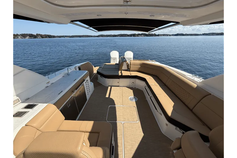 Slide: The Image of Sea Ray 400 SLX OUTBOARD 2025 - 14