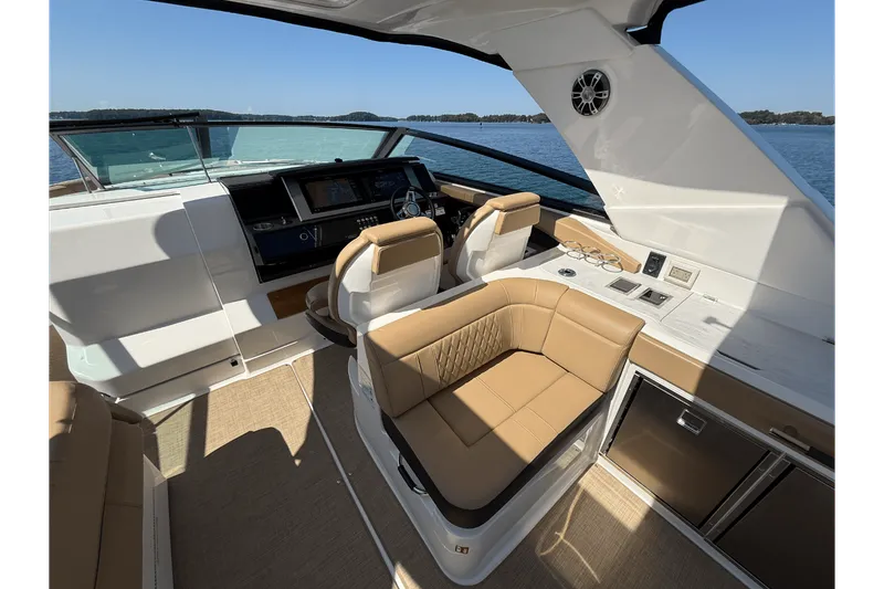 Slide: The Image of Sea Ray 400 SLX OUTBOARD 2025 - 17