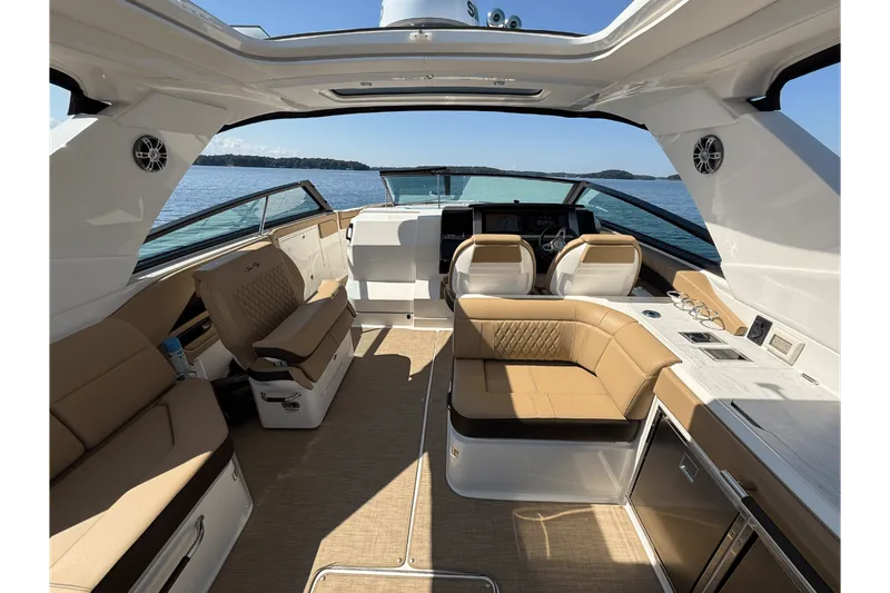 Slide: The Image of Sea Ray 400 SLX OUTBOARD 2025 - 18