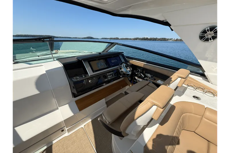 Slide: The Image of Sea Ray 400 SLX OUTBOARD 2025 - 19