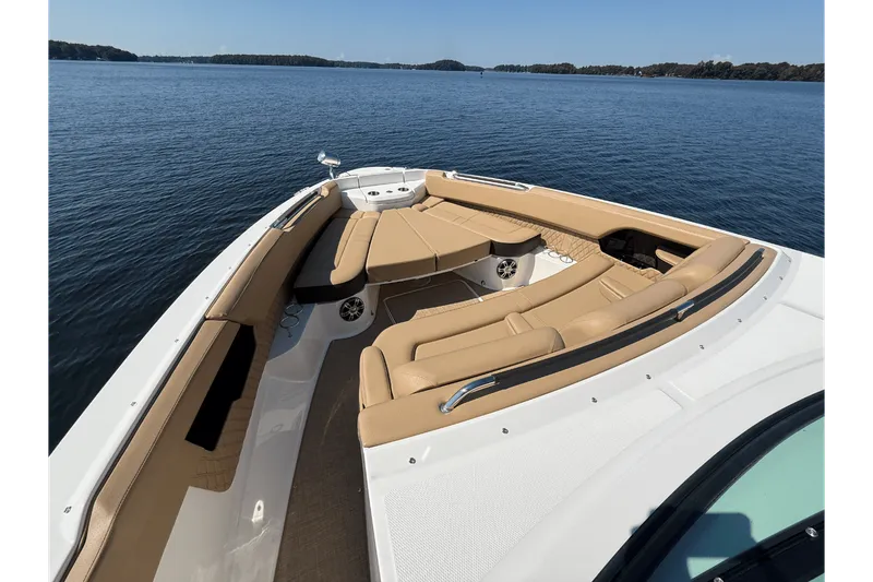 Slide: The Image of Sea Ray 400 SLX OUTBOARD 2025 - 28