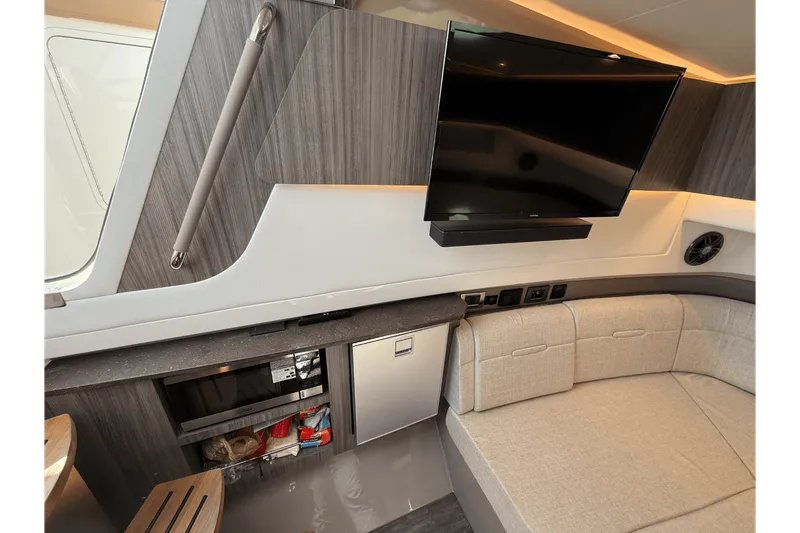 Slide: The Image of Sea Ray 400 SLX OUTBOARD 2025 - 31