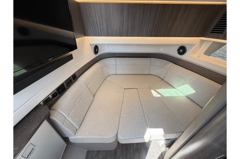 Slide: The Image of Sea Ray 400 SLX OUTBOARD 2025 - 32