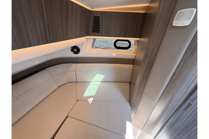 Slide: The Image of Sea Ray 400 SLX OUTBOARD 2025 - 34