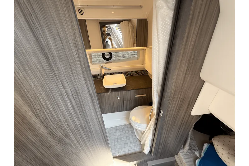 Slide: The Image of Sea Ray 400 SLX OUTBOARD 2025 - 35