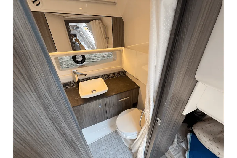 Slide: The Image of Sea Ray 400 SLX OUTBOARD 2025 - 36