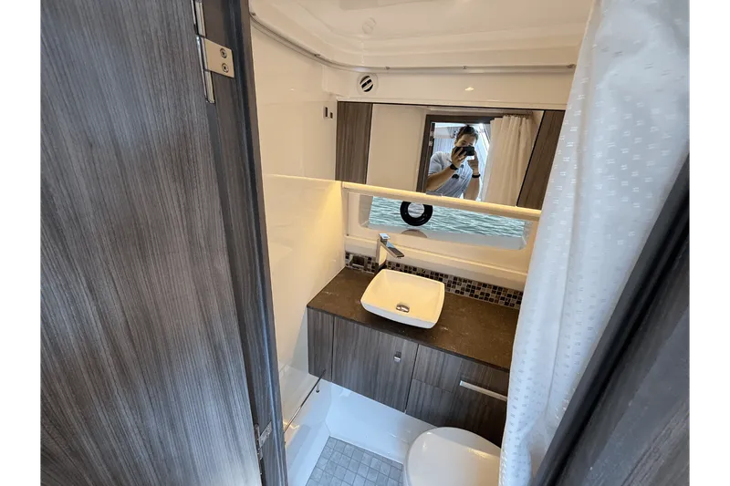 Slide: The Image of Sea Ray 400 SLX OUTBOARD 2025 - 37