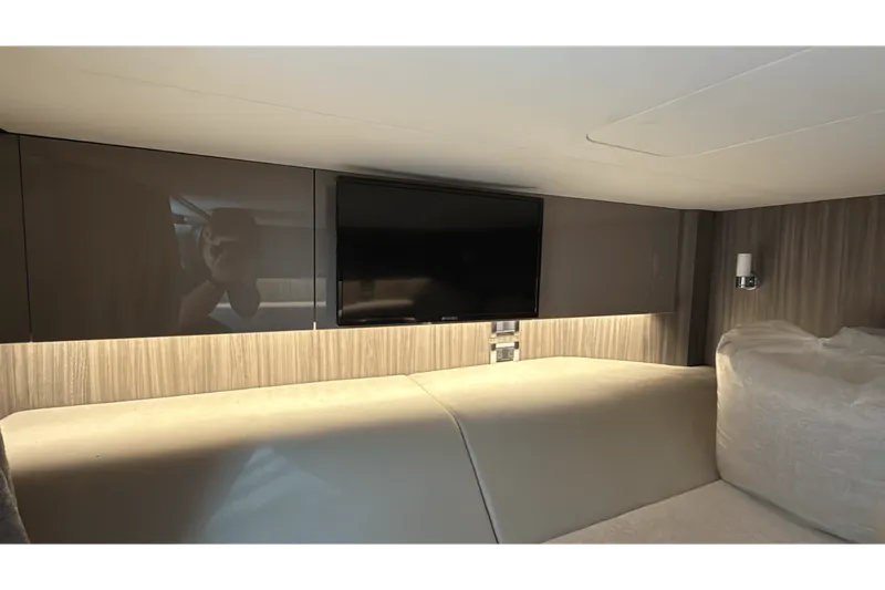 Slide: The Image of Sea Ray 400 SLX OUTBOARD 2025 - 40