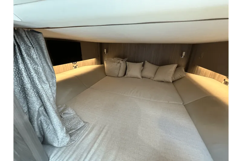 Slide: The Image of Sea Ray 400 SLX OUTBOARD 2025 - 42