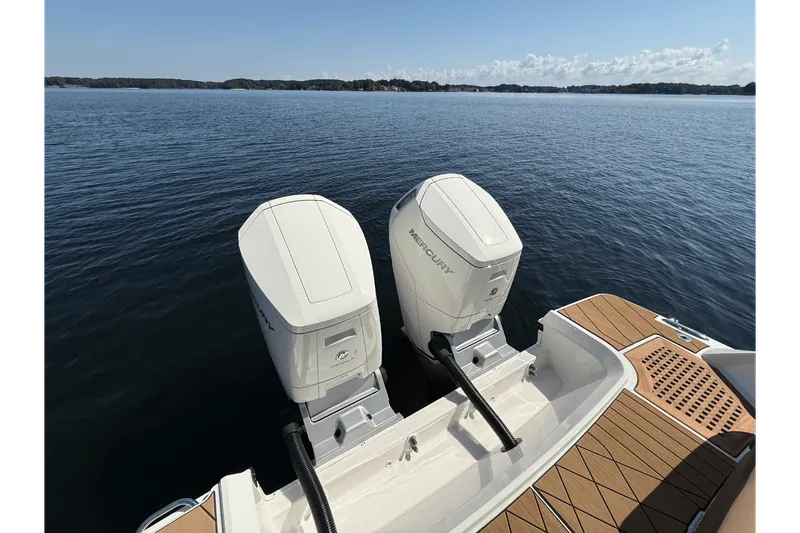 Slide: The Image of Sea Ray 400 SLX OUTBOARD 2025 - 9