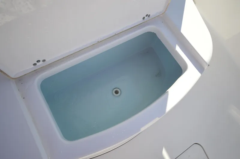 Slide: The Image of Livewell on a 2015 Sportsman 25 Center Console boat. - 22