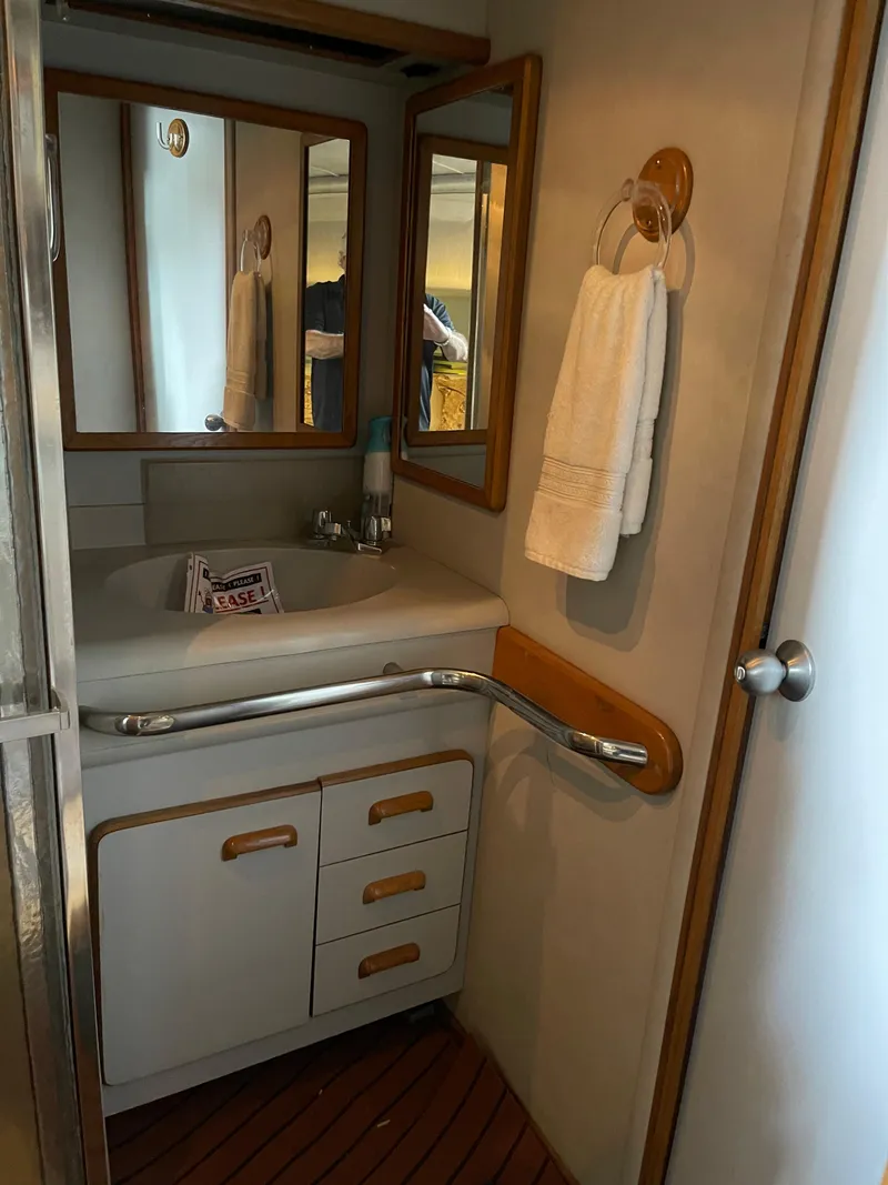 Slide: The Image of 50 Sea Ray Sundancer - 33